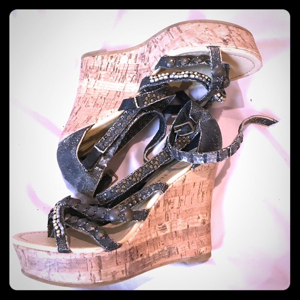 Distressed style wedges